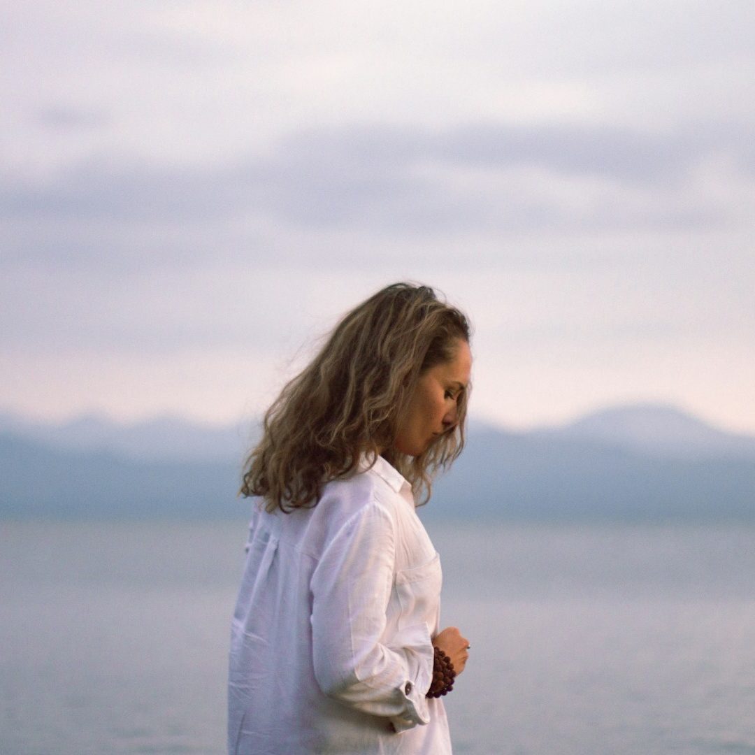 Eine Frau nachdenklich und entspannt in der Natur