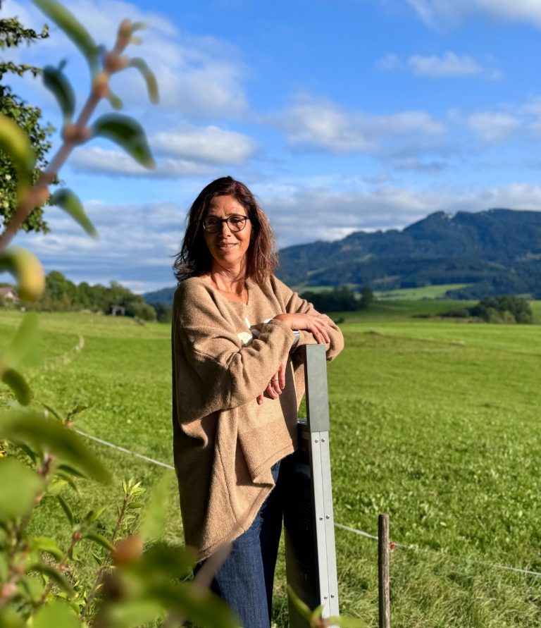 Heike Votteler entspannt inmitten grüner Wiesen in Oy