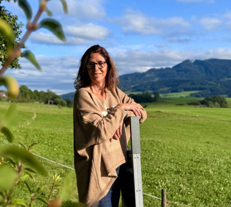 Heike Votteler entspannt inmitten grüner Wiesen in Oy