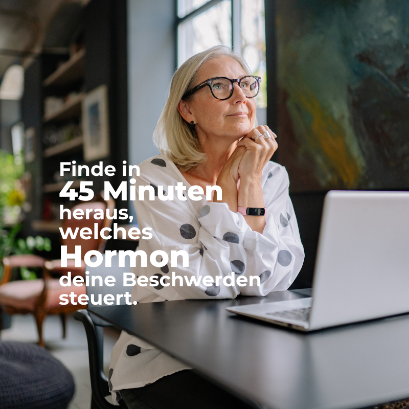 Progesteron und Estradiol Check Eine Frau mittleren Alters sitzt am Laptop und macht den kostenlosen Hormoncheck