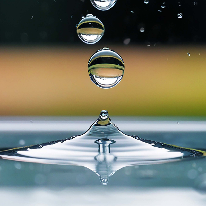 Wassertropfen als Symbol für hormonelle Balance, Regulation und kleine Schritte