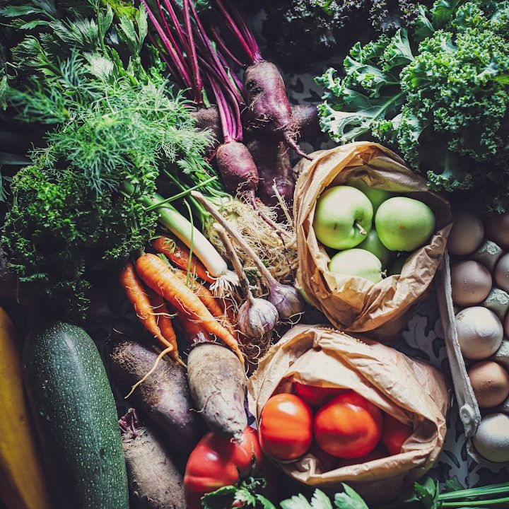 Gemüse, Obst, Pilze, Eier und Kräuter für eine gesunde Ernährung auf einem Tisch