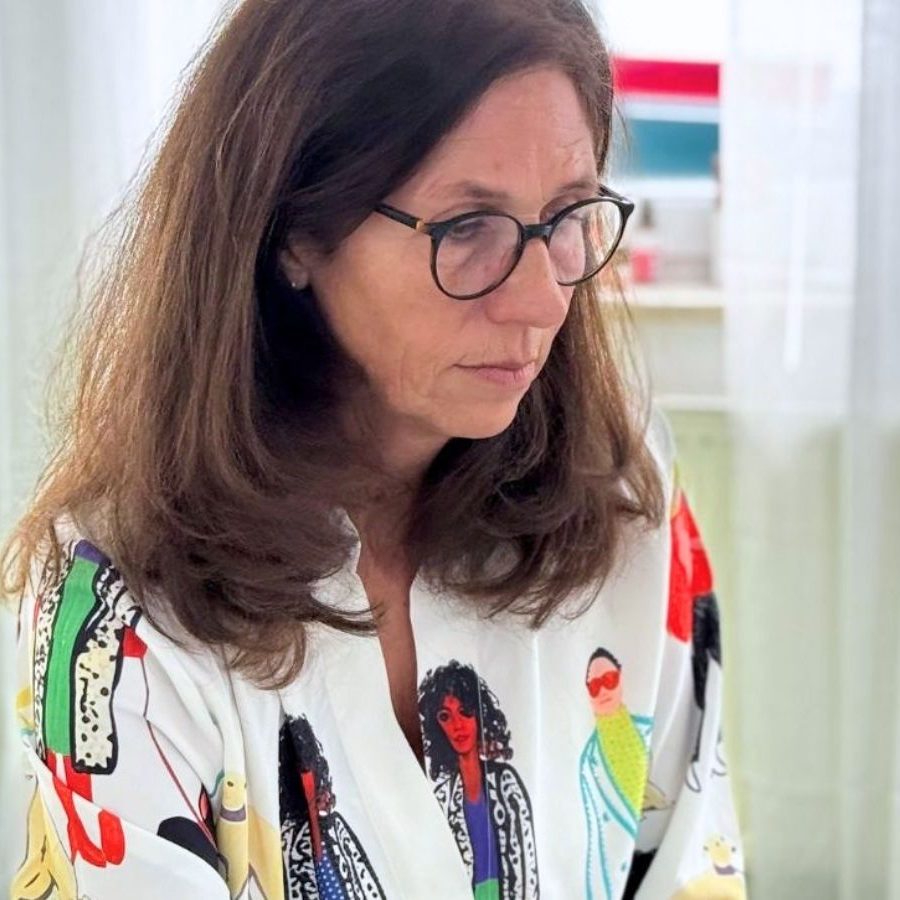 Heike Votteler mit weißer Bluse und farbigem Muster